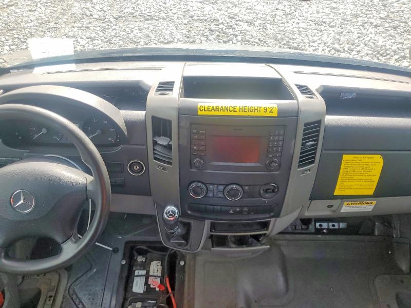 2018 Mercedes-benz Sprinter VIN WD3PE7CD1JP638297 COPART salvage auction — MINOR DENT/SCRATCHES, In - Certificate Of Title (P), sold $7,400 on 2026-07-30 (photo 8)