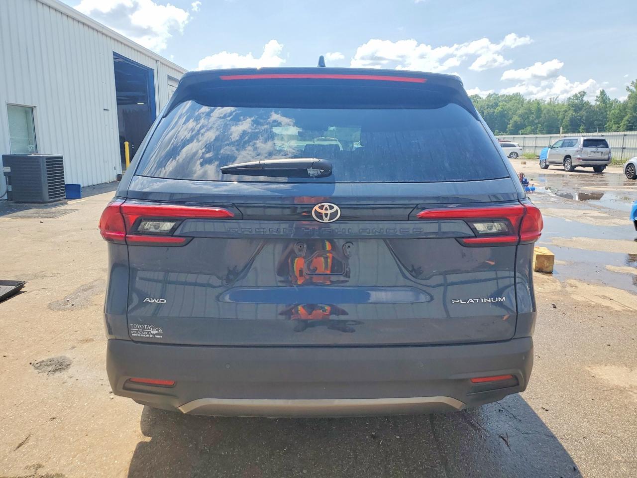 2024 Toyota Highlander VIN 5TDAAAB57RS038769 COPART salvage auction — Side, AL - CERT OF TITLE-SALVAGE TITLE, sold $24,000 on 2026-07-02 (photo 6)