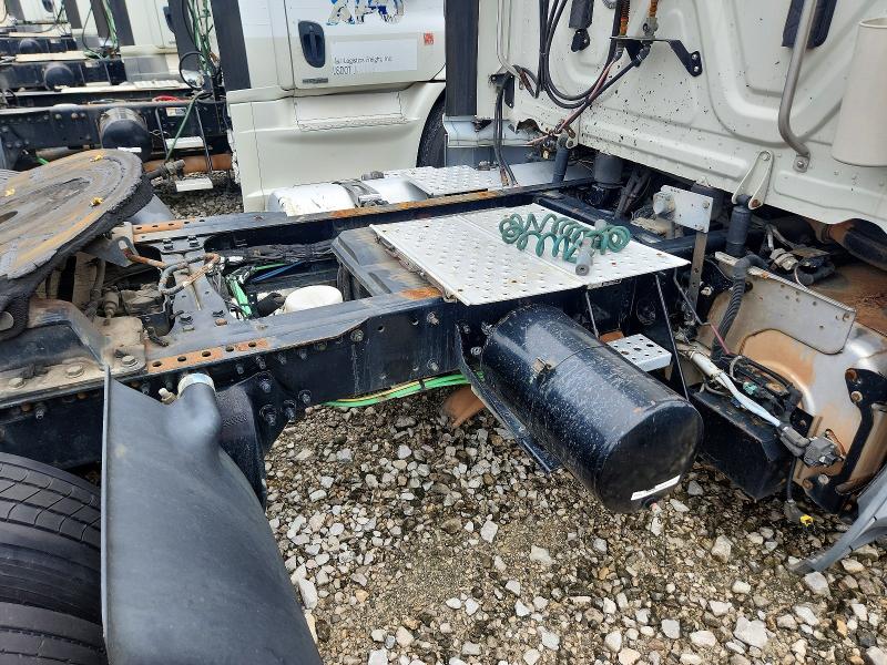 2017 Freightliner Cascadia VIN 3AKBGADV2HSJD0591 COPART salvage auction — NORMAL WEAR, IN - CERTIFICATE OF TITLE (P), sold $2,500 on 2026-08-23 (photo 9)