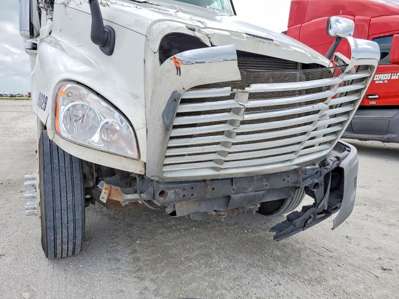 2012 Freightliner Cascadia 125 VIN 1FUJGLDR7CSBE9029 COPART salvage auction — FRONT END, FL - CERT OF TITLE SLVG REBUILDABLE, sold $15 on 2026-07-09 (photo 9)