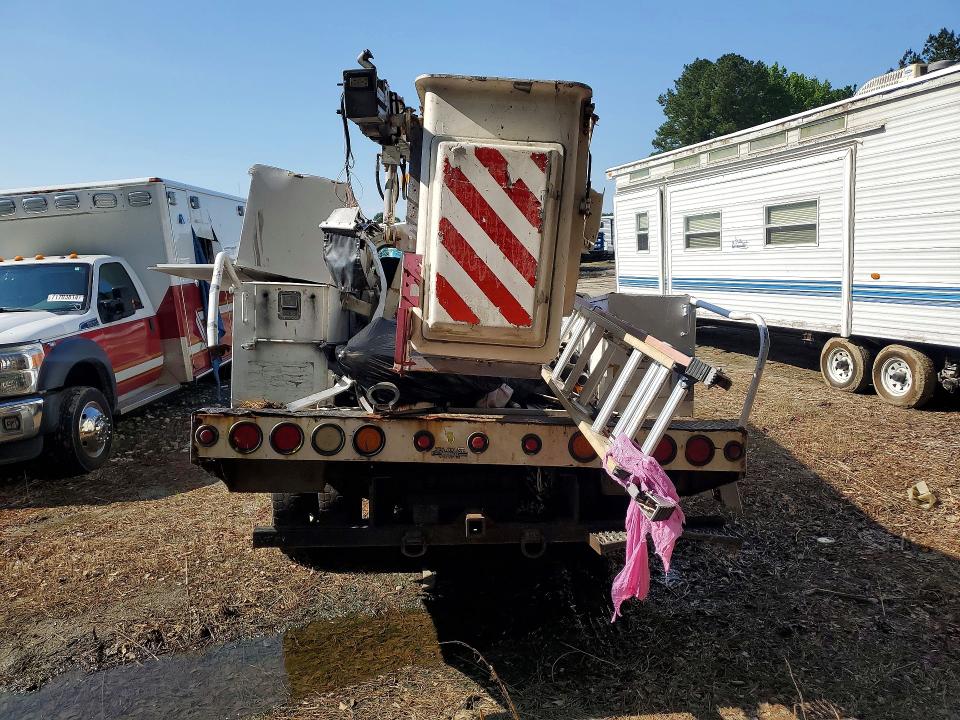 2005 Chevrolet 4500 VIN 1GBE4C1E35F526735 COPART salvage auction — ROLLOVER, Md - Cert Of Salvage > 75% Damage, sold $375 on 2026-07-08 (photo 6)