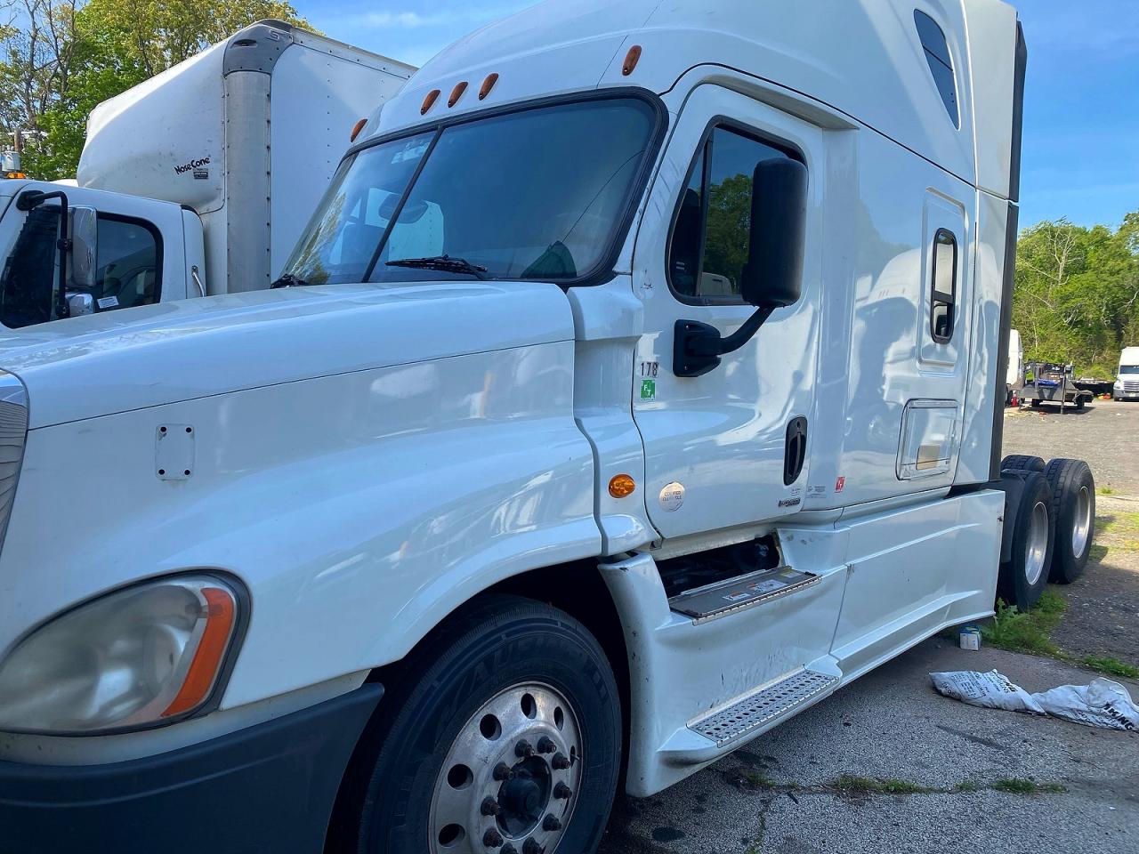 2018 Freigliner VIN 1FUJGLDR7JLKA8701 COPART salvage auction — Minor Dent/Scratches, NJ - CERTIFICATE OF TITLE (P), sold $3,150 on 2026-07-07 (photo 2)