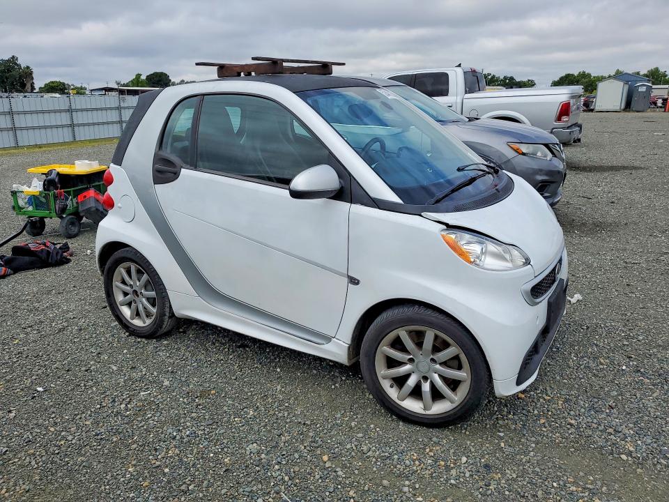 2015 Smart VIN WMEEJ3BA1FK805658 COPART salvage auction — MINOR DENT/SCRATCHES, Ca - Dis/Dlr/Exp App For Dup Clean (P), sold $1,550 on 2026-08-05 (photo 4)