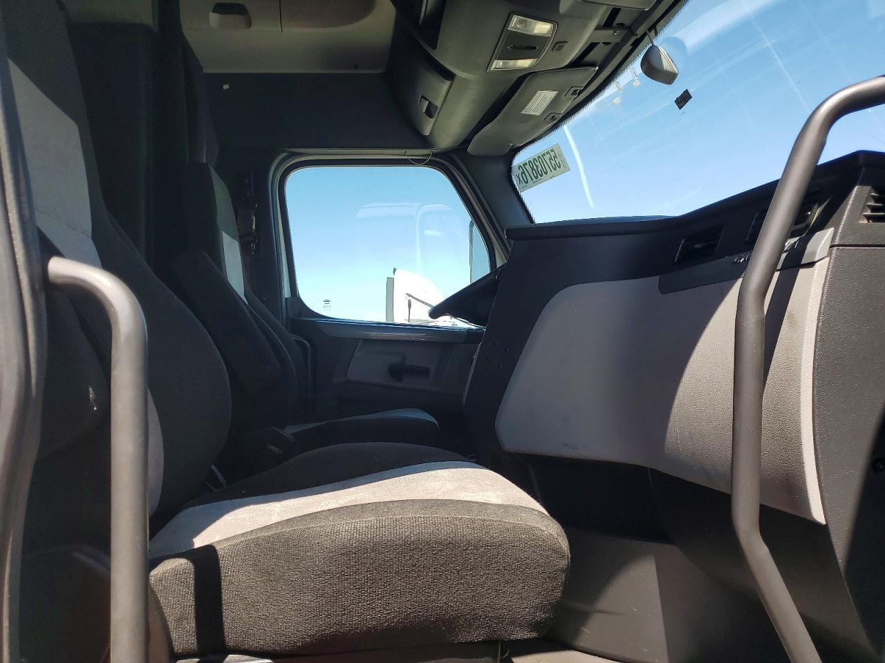 2020 Freightliner Cascadia 126 VIN 3AKJHHDR7LSLR4455 COPART salvage auction — Minor Dent/Scratches, PA - DIS/DLR/EXP ONLY CLEAN TITLE, sold $23,500 on 2026-07-07 (photo 5)