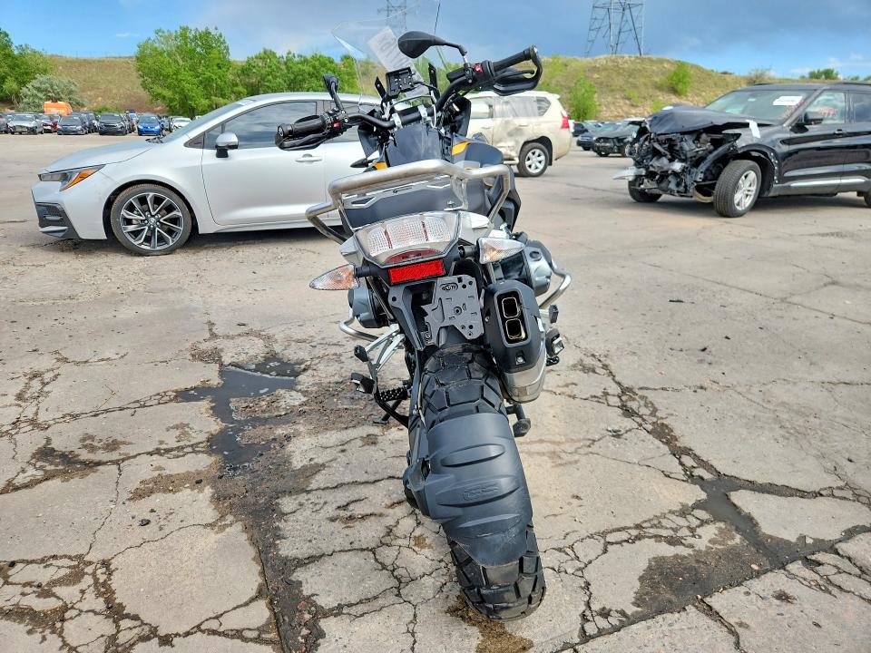2019 BMW R 1250 VIN WB10J9306KZJ17896 COPART salvage auction — FRONT END, Co - Public - Salvage Title, sold $8,600 on 2026-07-06 (photo 4)