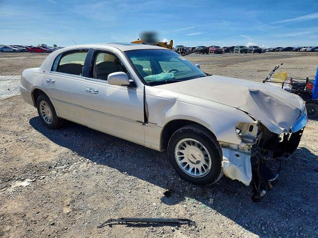 2000 Lincoln TOWN CAR VIN 1LNHM83W0YY938434 COPART salvage auction — FRONT END, KY - CERT OF TITLE-SALVAGE, sold $500 on 2026-07-09 (photo 4)