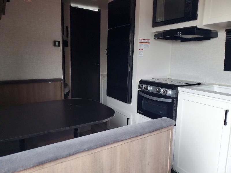 2025 Jayco Jay flight VIN 1UJBC0BN1S1YV0869 COPART salvage auction — HAIL, KS - CERT OF TITLE-SALVAGE, sold $7,000 on 2026-08-11 (photo 6)
