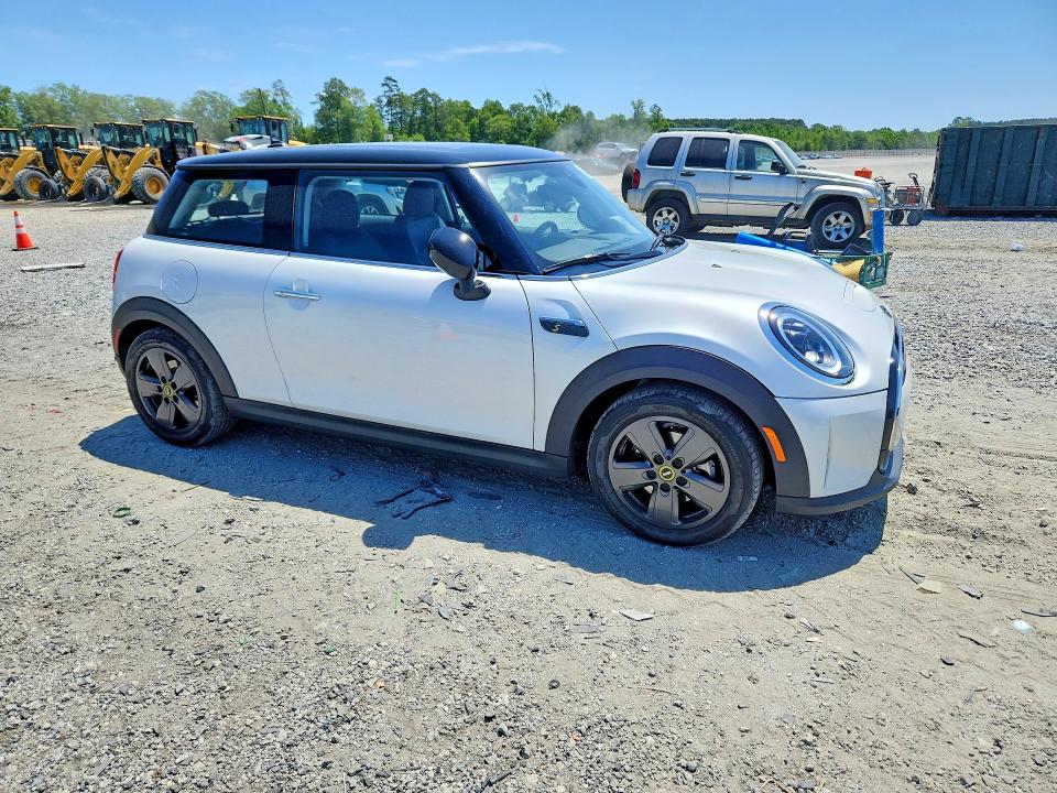2024 Mini Cooper VIN WMW13DJ01R2V88488 COPART salvage auction — MINOR DENT/SCRATCHES, SC - CERT OF TITLE-SALVAGE, sold $8,900 on 2026-07-06 (photo 4)
