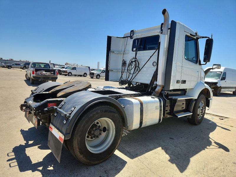 2020 Volvo Vnr VIN 4V4W39EH6LN262282 COPART salvage auction — NORMAL WEAR, NE - CERT OF TITLE-SALVAGE, sold $2,850 on 2026-07-23 (photo 4)