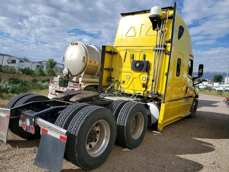 2020 Freightliner Cascadia 126 VIN 3AKJHHDR4LSKN2161 COPART salvage auction — ROLLOVER, UT - SALVAGE CERTIFICATE, sold $2,850 on 2026-07-09 (photo 4)