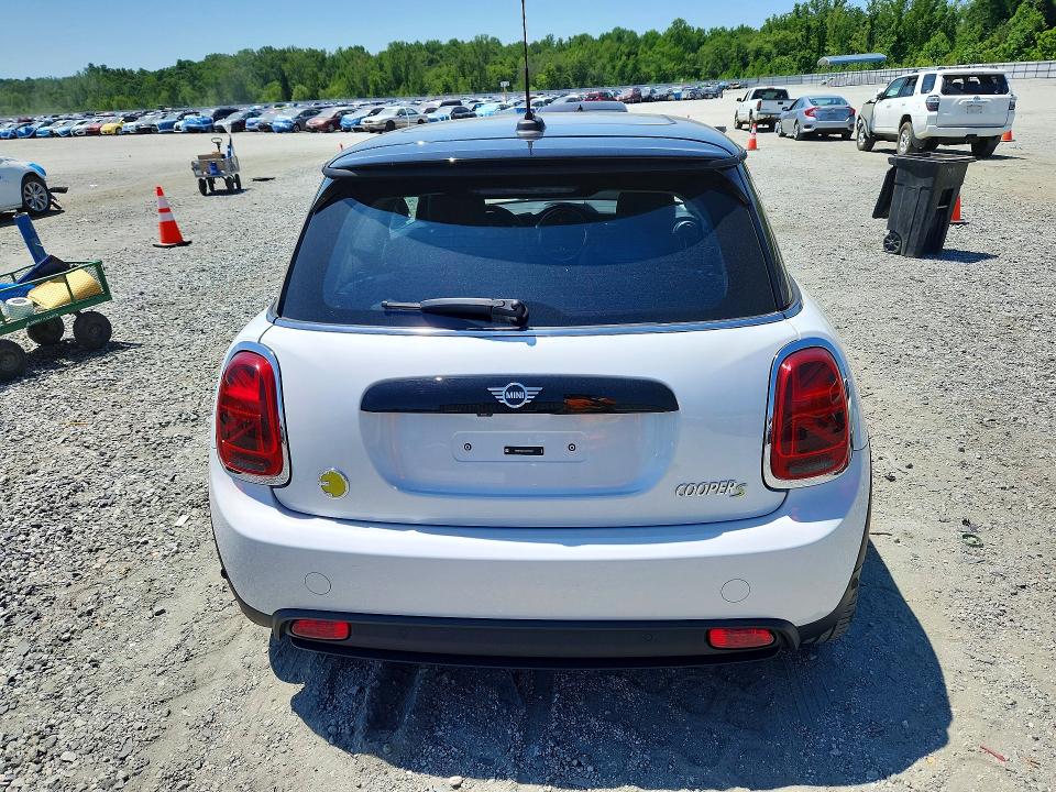 2024 Mini Cooper VIN WMW13DJ01R2V88488 COPART salvage auction — MINOR DENT/SCRATCHES, SC - CERT OF TITLE-SALVAGE, sold $8,900 on 2026-07-06 (photo 6)
