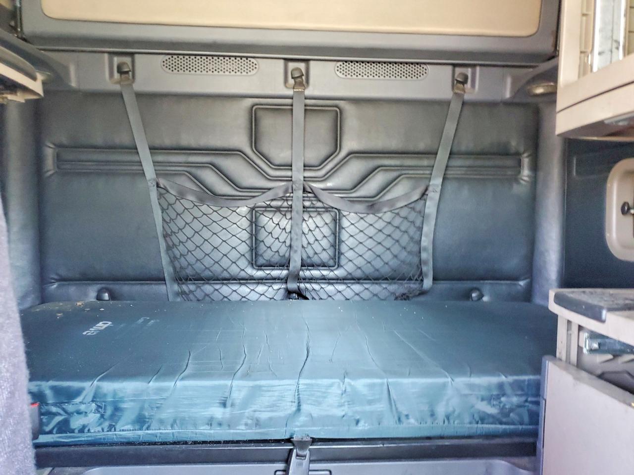 2010 Freightliner Cascadia VIN 1FUJGLDR9ASAP0401 COPART salvage auction — Normal Wear, CA - DIS/DLR/EXP ONLY CLEAN TITLE, sold $2,650 on 2026-06-30 (photo 6)