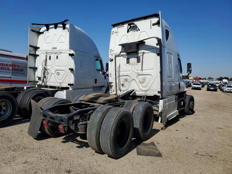 2016 Freightliner Cascadia 125 VIN 1FUJGLD52GLHN2519 COPART salvage auction — ROLLOVER, CA - SALVAGE CERTIFICATE, sold $1,600 on 2026-09-03 (photo 4)