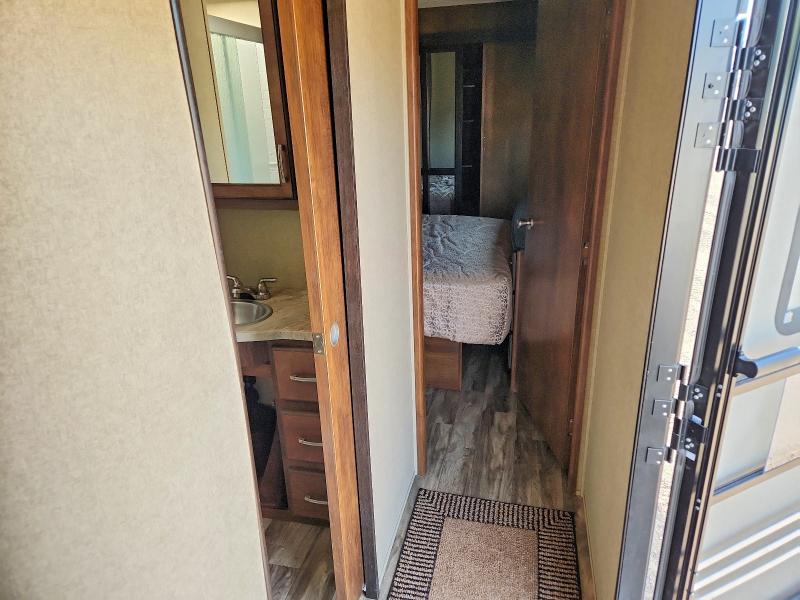 2018 Grand design Reflection VIN 573TR3823J3316592 COPART salvage auction — MINOR DENT/SCRATCHES, MI - CERTIFICATE OF TITLE, sold $8,200 on 2026-07-21 (photo 5)