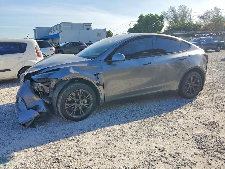2025 Tesla Model y VIN 7SAYGDED6SF256667 COPART salvage auction — FRONT END, Fl - Cert Of Title Slvg Rebuildable, sold $15 on 2026-07-24 (photo 1)