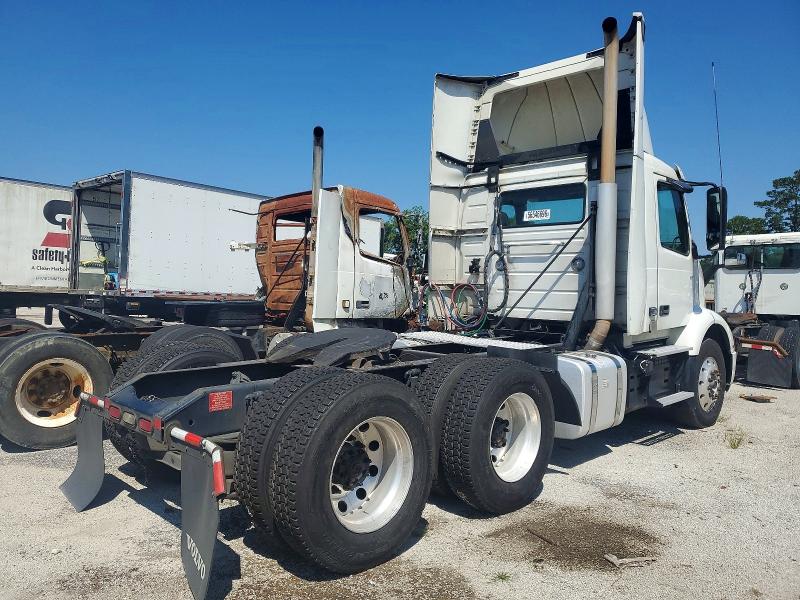 2020 Volvo Vnr VIN 4V4WC9EHXLN243198 COPART salvage auction — NORMAL WEAR, NC - CERTIFICATE OF TITLE (P), sold $8,200 on 2026-07-14 (photo 4)