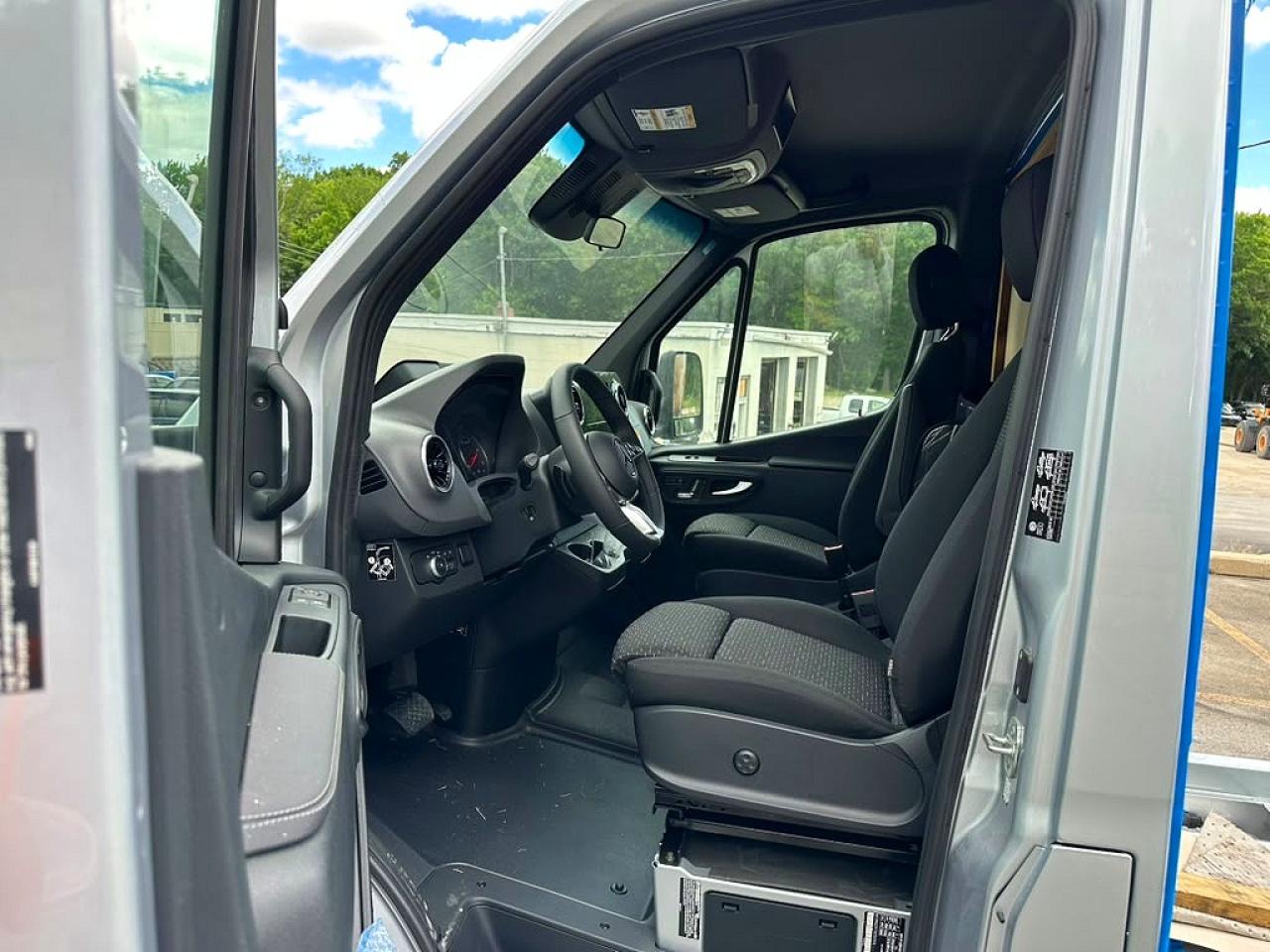 2025 Mercedes-Benz Sprinter VIN W1X9N33Y1SN355924 COPART salvage auction — Front End, VA - CERTIFICATE OF TITLE, sold $31,250 on 2026-07-01 (photo 8)