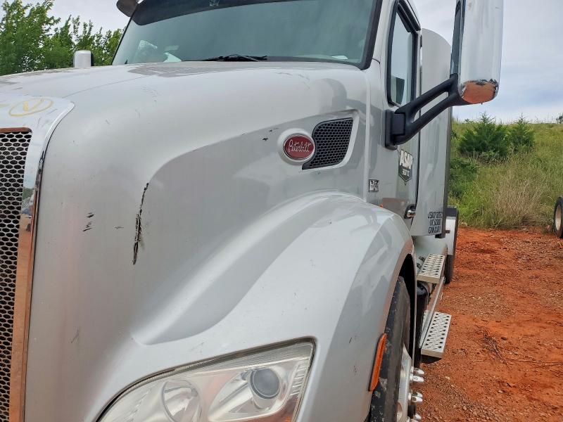 2018 Peterbilt 579 VIN 1NPBDH9X2JD493968 COPART salvage auction — MINOR DENT/SCRATCHES, OK - CERTIFICATE OF TITLE, sold $4,600 on 2026-07-09 (photo 9)