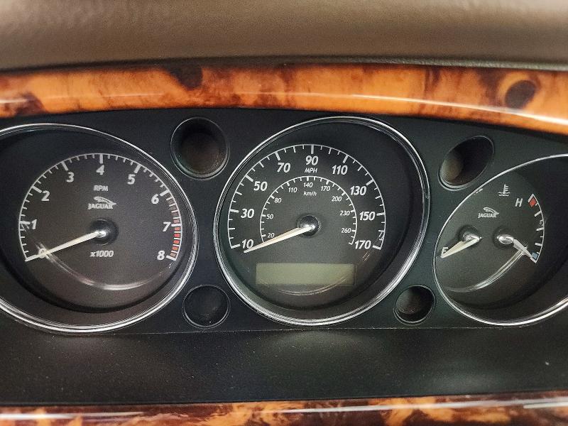 2006 Jaguar Xj series VIN SAJWA79B66SH07514 COPART salvage auction — MINOR DENT/SCRATCHES, Az - Certificate Of Title, sold $500 on 2026-07-06 (photo 9)