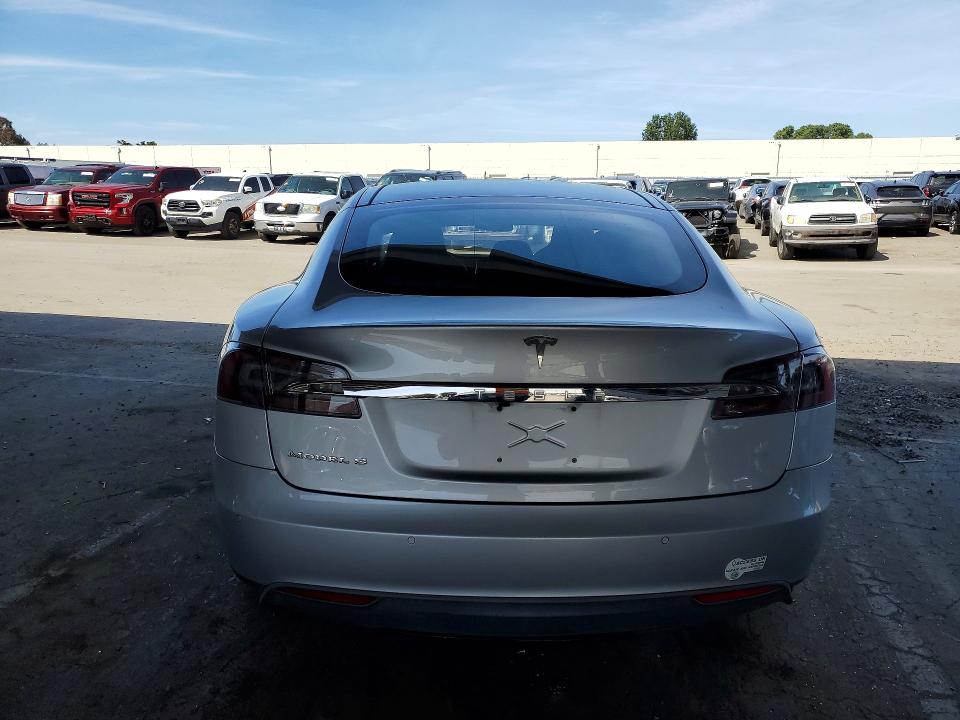 2015 Tesla Model s VIN 5YJSA1E16FF116097 COPART salvage auction — MINOR DENT/SCRATCHES, Ca - Dis/Dlr/Exp Only Clean Title (P), sold $2,750 on 2026-07-02 (photo 6)