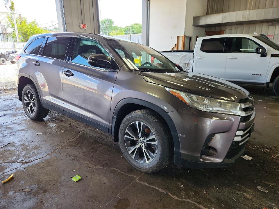 2019 Toyota Highlander VIN 5TDBZRFH3KS977777 COPART salvage auction — MINOR DENT/SCRATCHES, Il - Certificate Of Title, sold $7,800 on 2026-07-20 (photo 4)