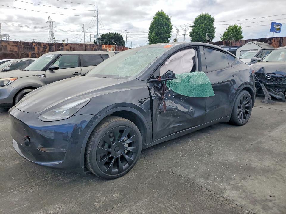 2024 Tesla Model y VIN 7SAYGDED1RF008207 COPART salvage auction — SIDE, Ca - Dis/Dlr/Exp Only Clean Title (P), sold $10,700 on 2026-07-29 (photo 1)