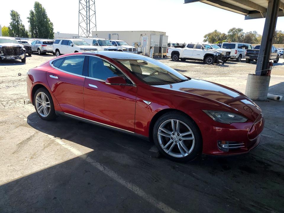 2013 Tesla Model s VIN 5YJSA1CNXDFP12929 COPART salvage auction — MINOR DENT/SCRATCHES, Ca - Dis/Dlr/Exp Only Clean Title (P), sold $2,350 on 2026-07-14 (photo 4)