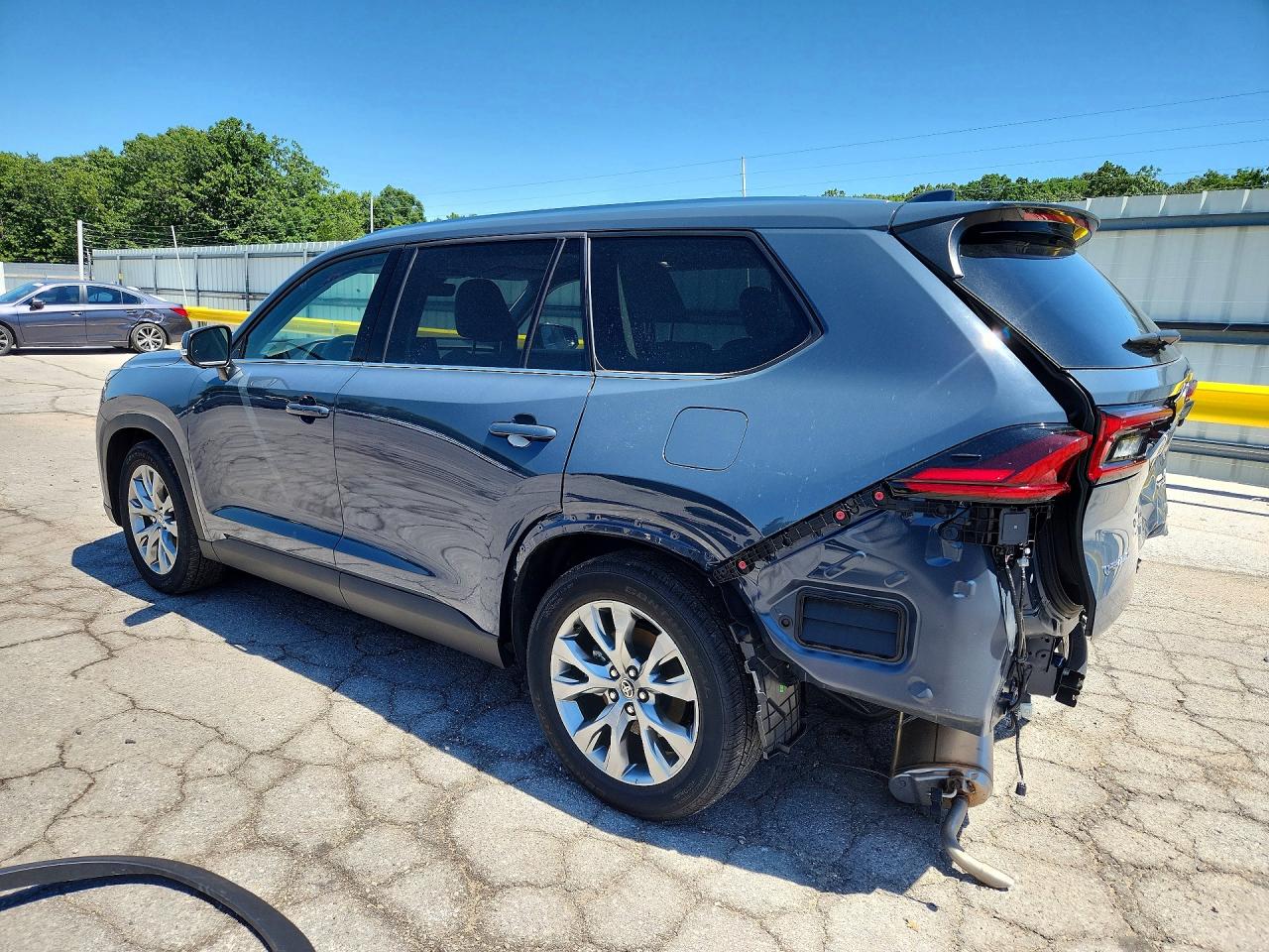 2025 Toyota Highlander VIN 5TDACAB53SS051261 COPART salvage auction — Rear End, Sc - Salvage Title, sold $29,500 on 2026-07-08 (photo 2)