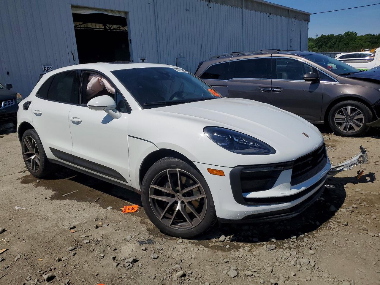 2022 Porsche Macan VIN WP1AA2A53NLB10746 COPART salvage auction — Side, NJ - CERT OF TITLE-SALVAGE, sold $14,000 on 2026-07-02 (photo 4)