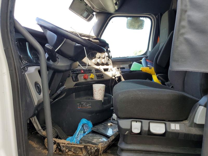2023 Freightliner Cascadia 126 VIN 1FUJHHDR6PLUK7821 COPART salvage auction — ROLLOVER, IL - SALVAGE CERTIFICATE, sold $26,750 on 2026-08-20 (photo 5)