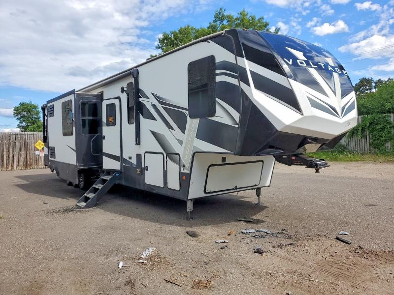 2022 Keystone Voltage VIN 4YDFVTW3XNZ990153 COPART salvage auction — SIDE, MN - CERT OF TITLE-SALVAGE, sold $2,100 on 2026-07-30 (photo 1)