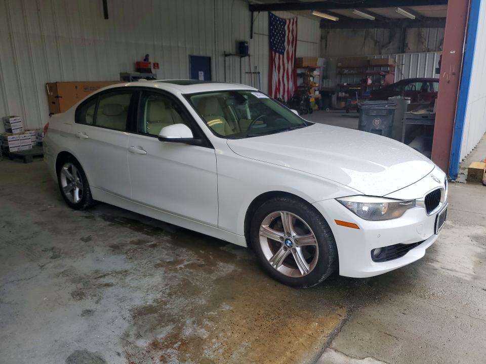 2014 BMW 3er VIN WBA3B3C58EJ977353 COPART salvage auction — MINOR DENT/SCRATCHES, Nc - Dealer Only Clean Title, sold $825 on 2026-07-22 (photo 4)