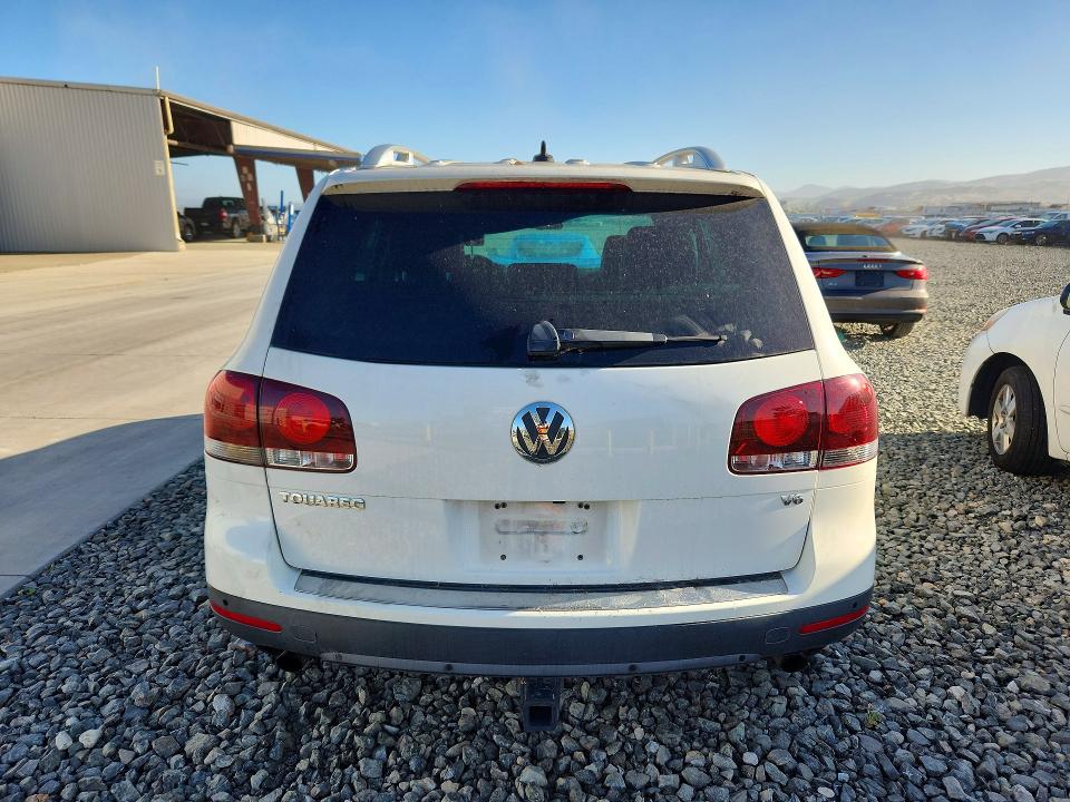 2010 Volkswagen Touareg VIN WVGBF7A9XAD000817 COPART salvage auction — MINOR DENT/SCRATCHES, Ca - Dis/Dlr/Exp Only Junk Receipt, sold $425 on 2026-07-30 (photo 6)