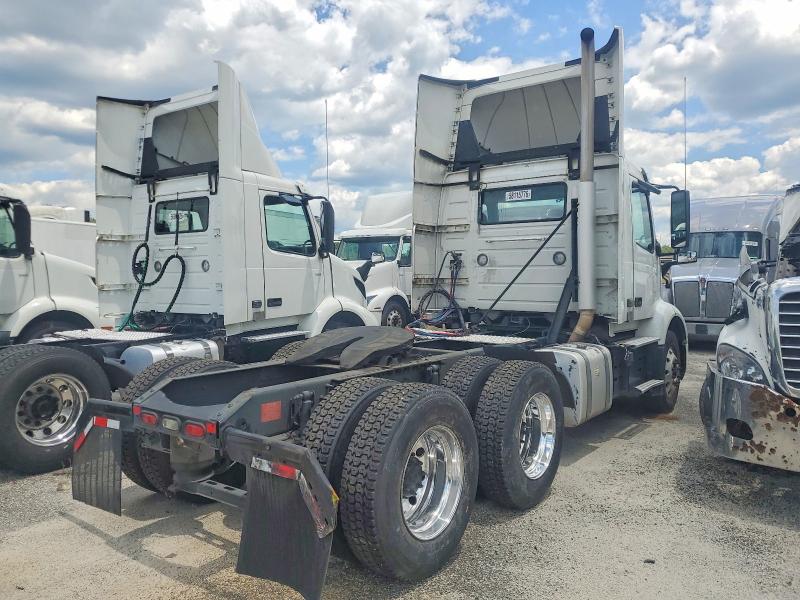 2021 Volvo Vnr VIN 4V4WC9EH2MN277069 COPART salvage auction — NORMAL WEAR, NC - CERTIFICATE OF TITLE, sold $12,700 on 2026-07-11 (photo 4)