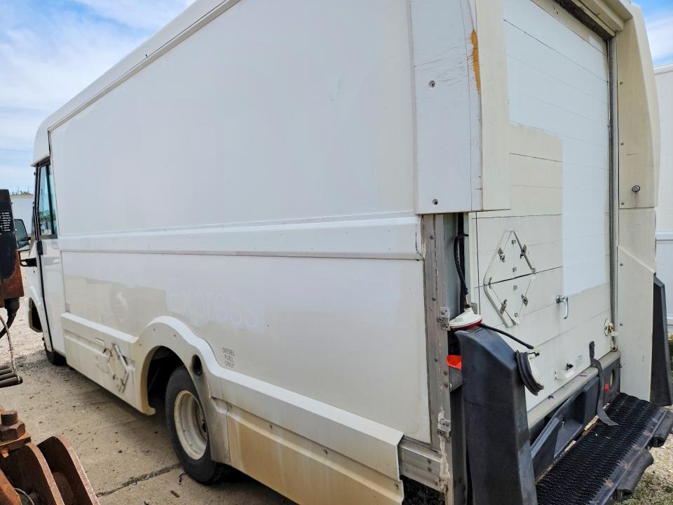 2014 Isuzu Npr VIN JALB4T171E7W00050 COPART salvage auction — REAR END, IL - CERTIFICATE OF TITLE, sold $150 on 2026-07-23 (photo 2)