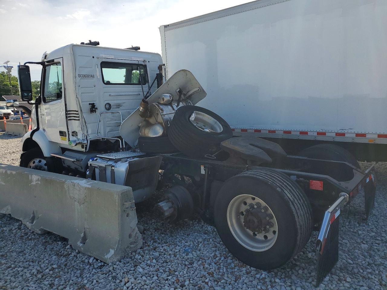 2021 Volvo VNR VIN 4V4WC9DG3MN600148 COPART salvage auction — Side, OR - SALVAGE TITLE CERTIFICATE, sold $875 on 2026-07-09 (photo 4)