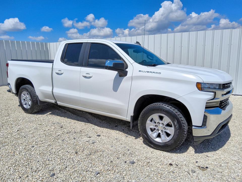 2020 Chevrolet Silverado 1500 VIN 1GCRWCED9LZ197690 COPART salvage auction — NORMAL WEAR, FL - CERTIFICATE OF TITLE, sold $8,600 on 2026-07-09 (photo 4)