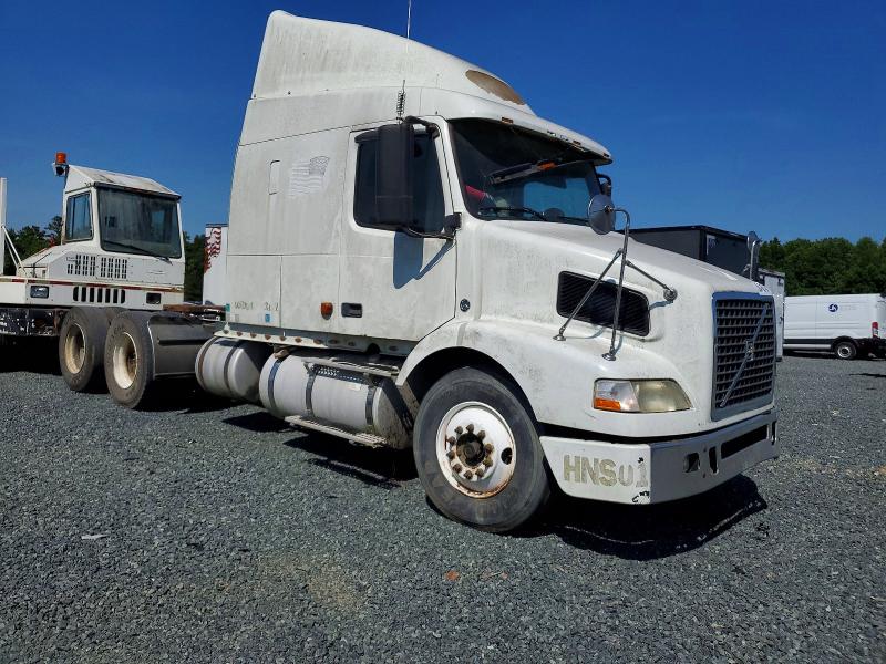 2007 Volvo Vnm VIN 4V4MC9GH57N460779 COPART salvage auction — FRONT END, NC - DEALER ONLY CLEAN TITLE, sold $350 on 2026-07-09 (photo 1)
