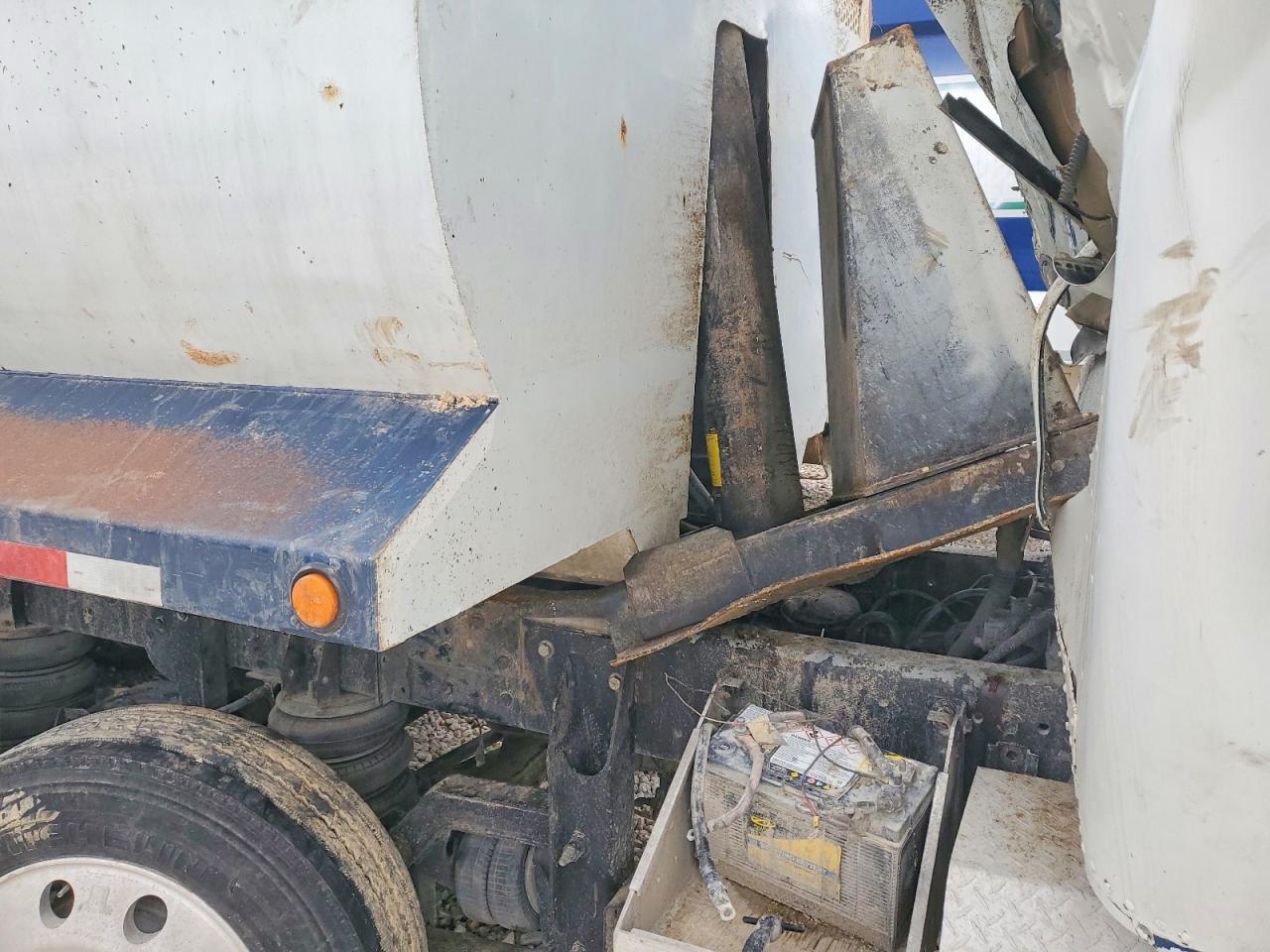1995 Freightliner Conventional VIN 1FUYDZYB9SH597888 COPART salvage auction — Rollover, TX - SALVAGE VEHICLE TITLE (P), sold $4,550 on 2026-07-09 (photo 6)