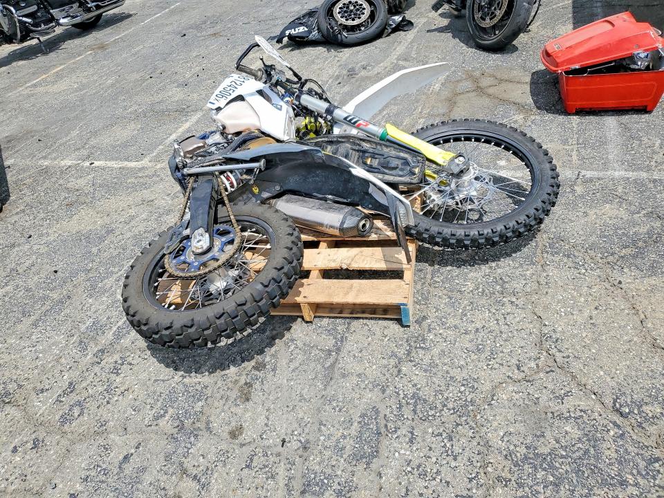 2020 Husqvarna Fe501 VIN VBKUAK405LM428145 COPART salvage auction — ALL OVER, Ca - Salvage Certificate, sold $1,400 on 2026-07-02 (photo 4)