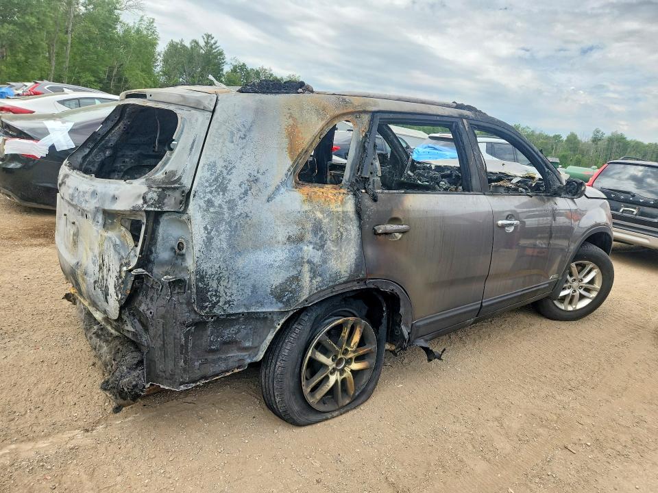 2015 Kia Sorento VIN 5XYKTCA6XFG629255 COPART salvage auction — BURN, On - Permit Irrepairable, sold $400 on 2026-07-23 (photo 3)