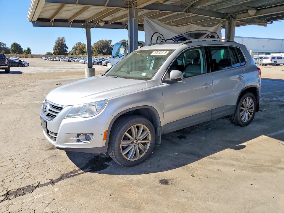 2011 Volkswagen Tiguan VIN WVGBV7AX4BW513777 COPART salvage auction — MINOR DENT/SCRATCHES, Mt - Dis/Dlr/Exp Only Clean Title, sold $100 on 2026-07-28 (photo 1)