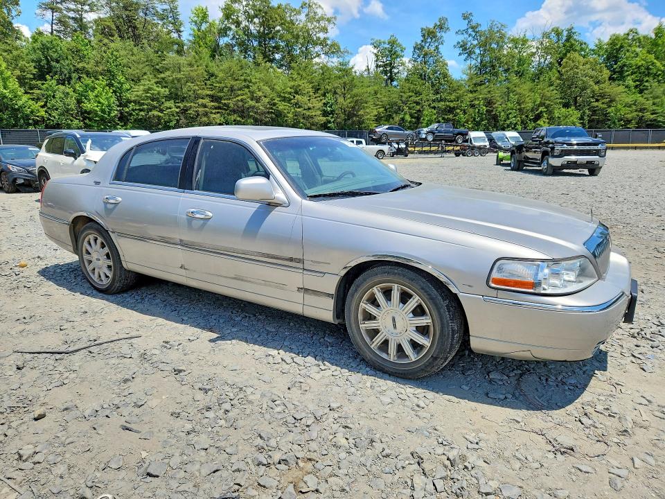 2007 Lincoln TOWN CAR VIN 1LNHM82W97Y639377 COPART salvage auction — SIDE, Md - Cert Of Salvage > 75% Damage, sold $400 on 2026-07-17 (photo 4)
