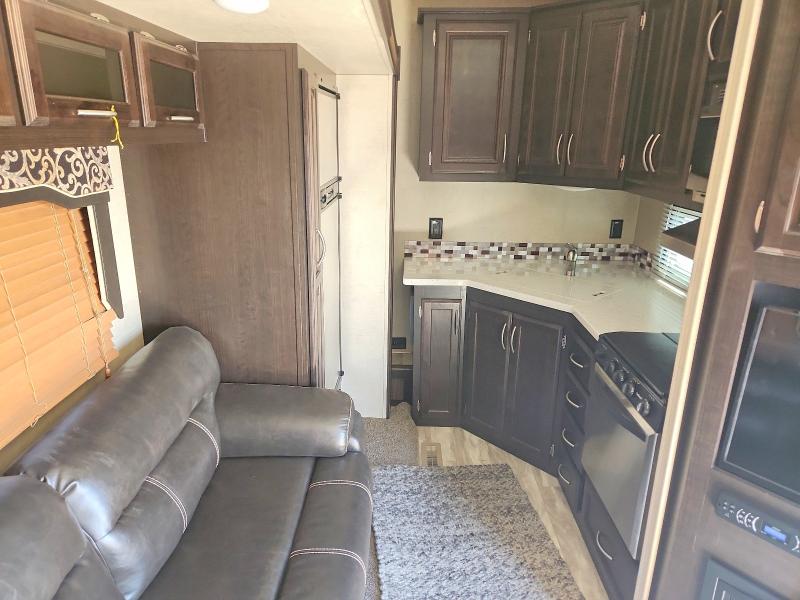 2018 Kz-rv Durango VIN 4EZFD2527J6069558 COPART salvage auction — SIDE, MT - CERTIFICATE OF TITLE TOTALED, sold $4,450 on 2026-10-06 (photo 5)
