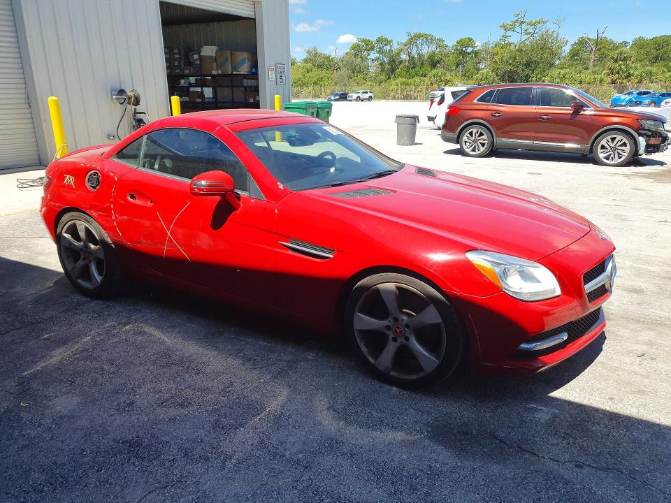 2013 Mercedes-benz Slk-klasse VIN WDDPK5HA1DF050093 COPART salvage auction — SIDE, Fl - Cert Of Title Slvg Rebuildable, sold $4,100 on 2026-08-12 (photo 4)