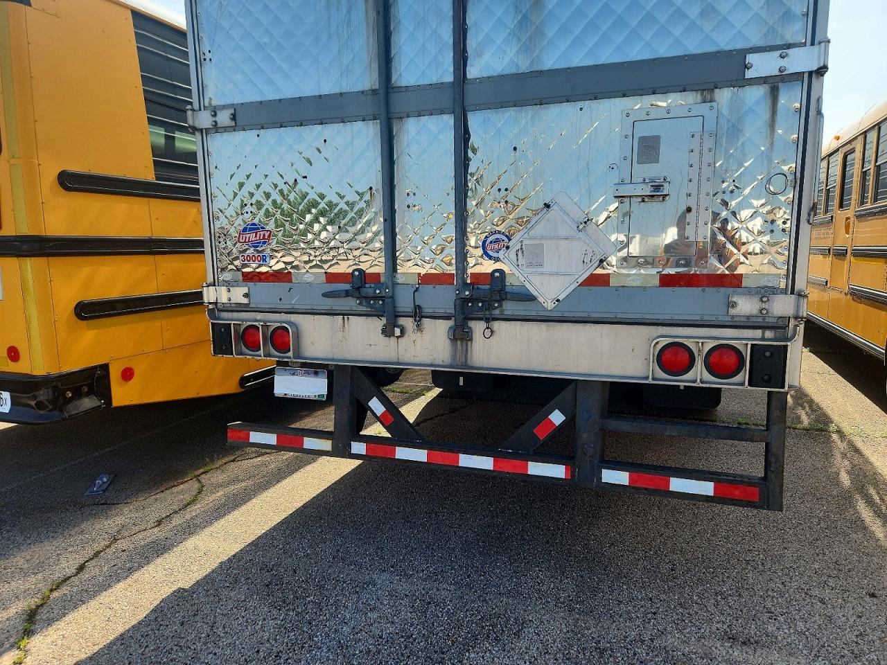 2015 Utility Trailer Manufacture VIN 1UYVS2536FU226819 COPART salvage auction — Minor Dent/Scratches, NE - CERT OF TITLE-SALVAGE, sold $6,300 on 2026-07-09 (photo 6)