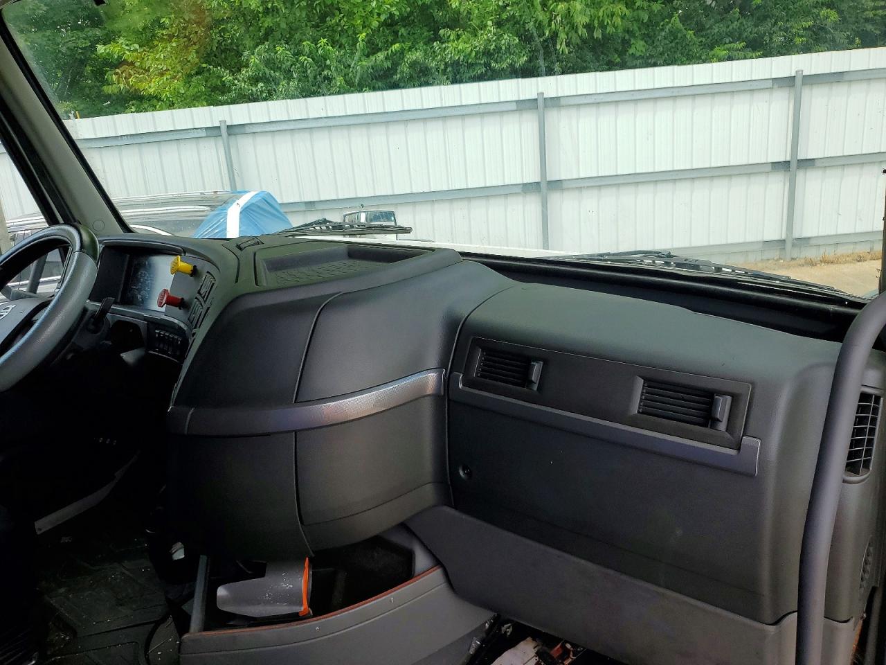 2021 Volvo VIN 4V4NC9EH6MN270511 COPART salvage auction — Front End, Sc - Salvage Title, sold $23,000 on 2026-07-08 (photo 5)