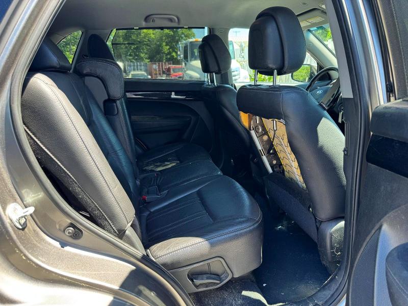 2015 Kia Sorento VIN 5XYKTCA67FG652623 COPART salvage auction — MINOR DENT/SCRATCHES, Ma - Certificate Of Title, sold $2,850 on 2026-07-29 (photo 9)