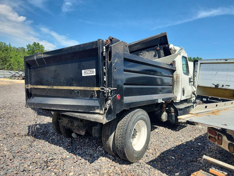 2014 Freightliner Cascadia VIN 3AKBGDBG9ESFX0994 COPART salvage auction — ROLLOVER, IA - CERT OF TITLE-SALVAGE TITLE, sold $60 on 2026-07-09 (photo 4)