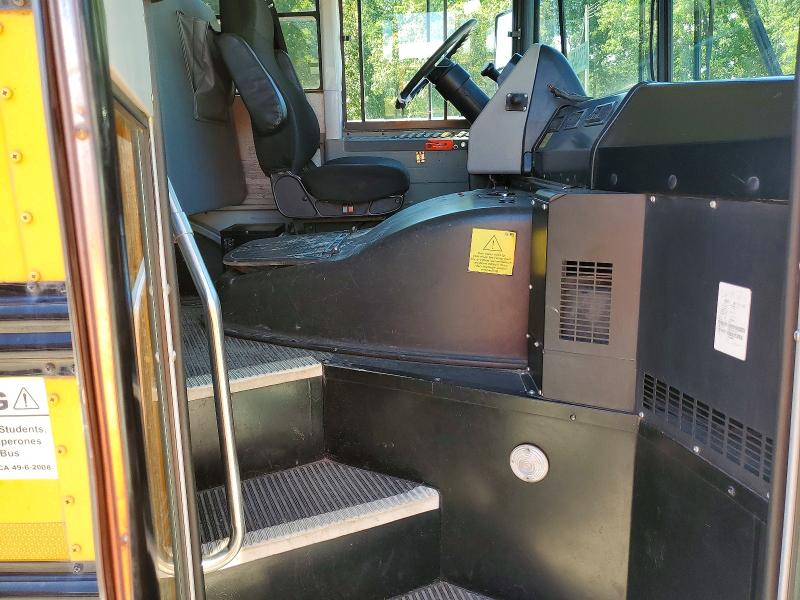 2012 Thomas Saf-t-liner c2 VIN 1T88S4E20C1143137 COPART salvage auction — NORMAL WEAR, TN - CERTIFICATE OF TITLE, sold $2,000 on 2026-10-07 (photo 5)